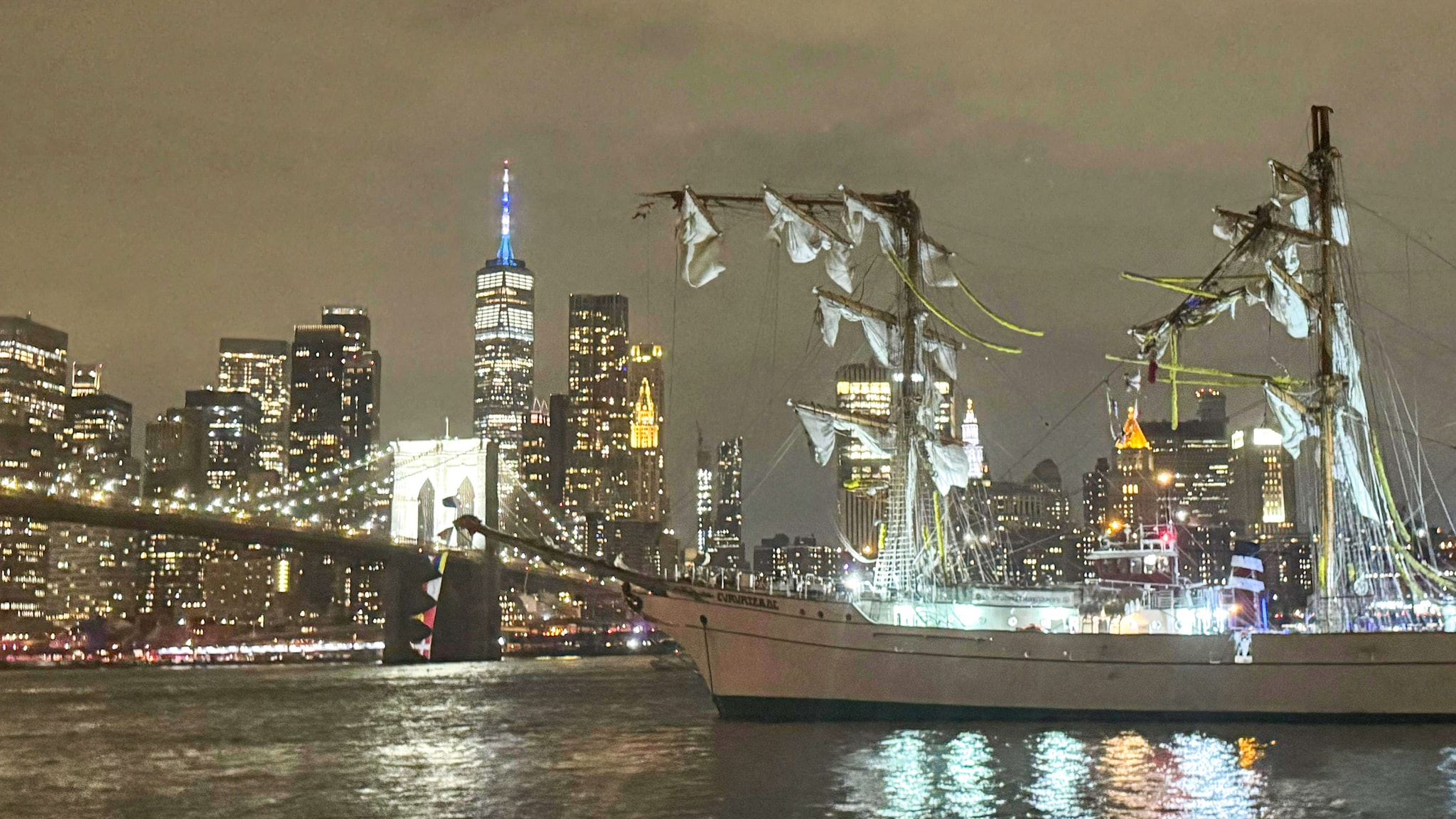 Meksikansk marineskip krasjet i Brooklyn Bridge