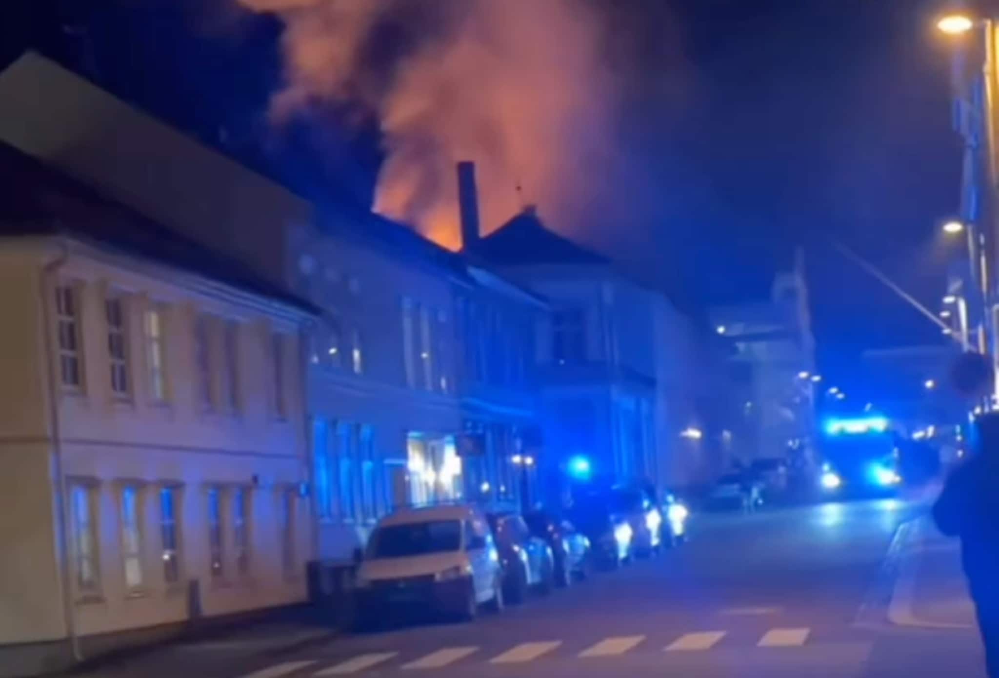 Bygård i Tønsberg sentrum i full fyr: Nærliggende leiligheter evakueres