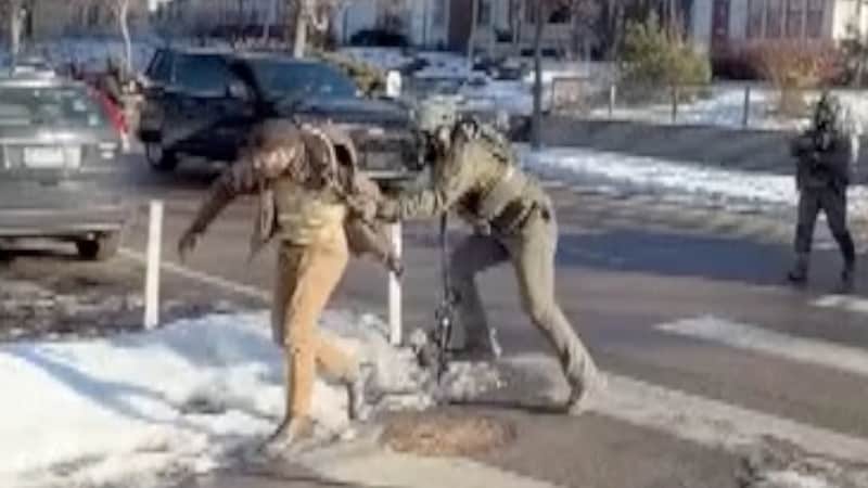 Nye videoer viser Alex Pretti i basketak med føderale agenter