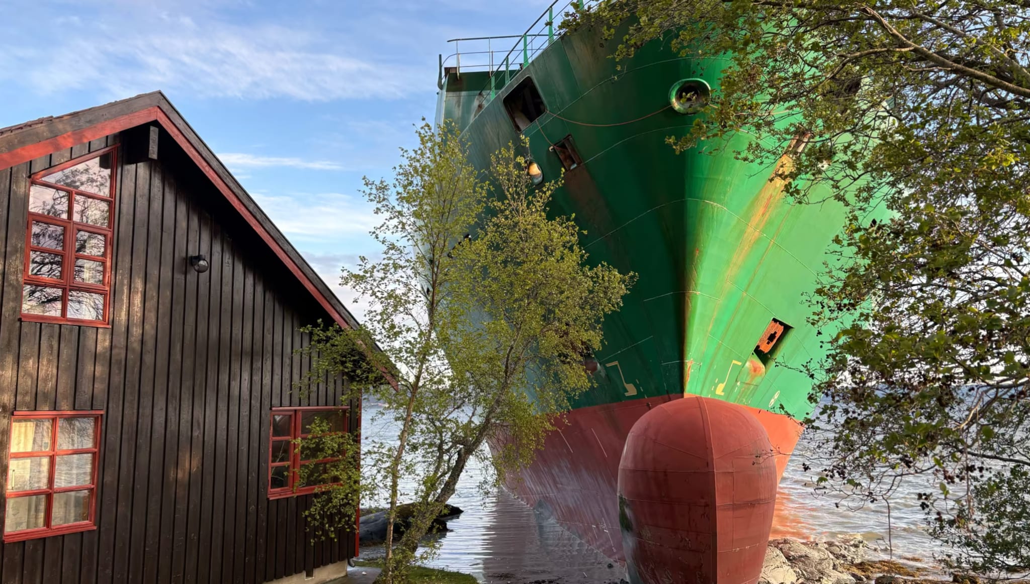 Trondheim: Fartøy på grunn nær hus, ingen personskader