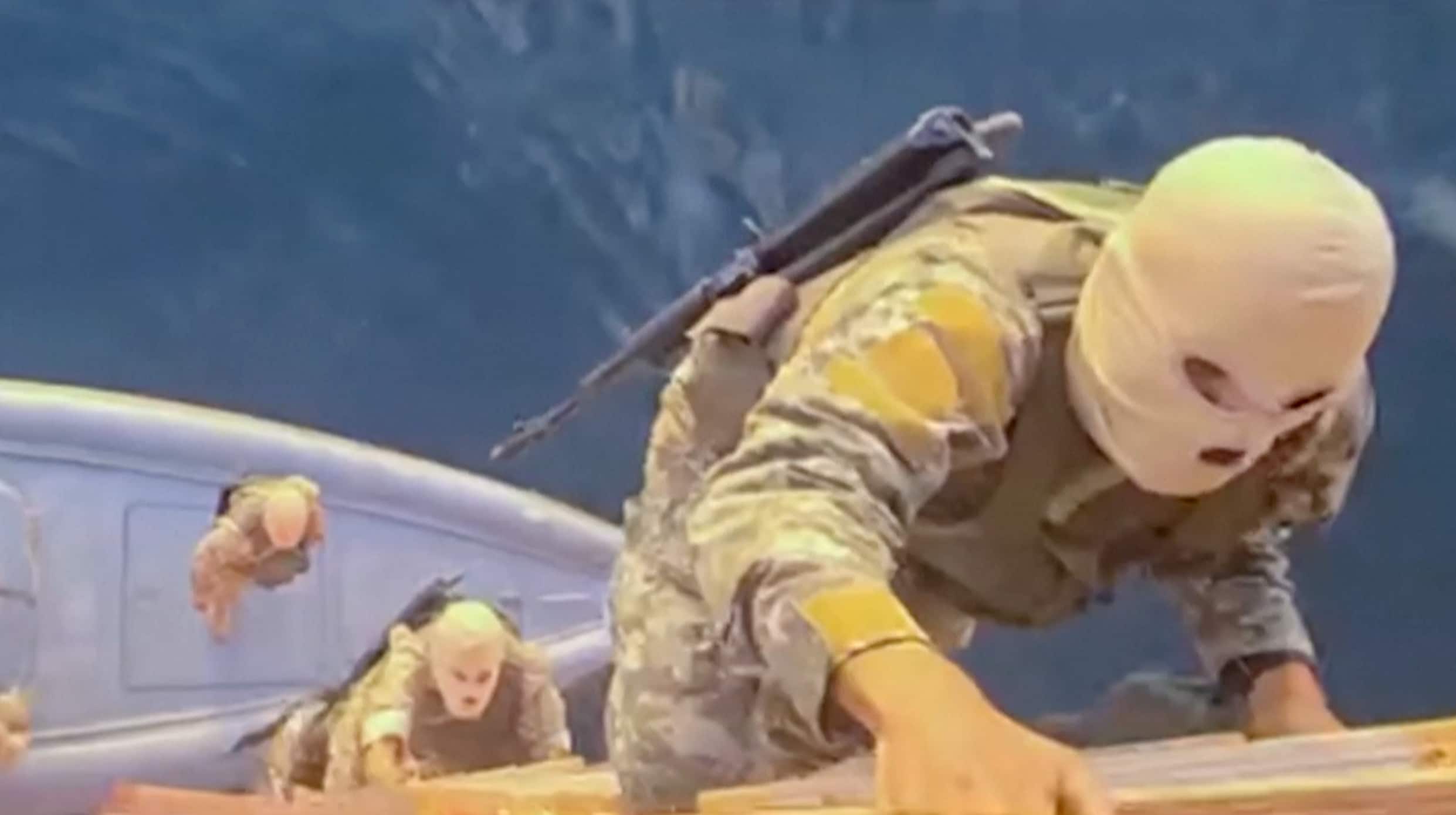 Her tar soldatene skipet