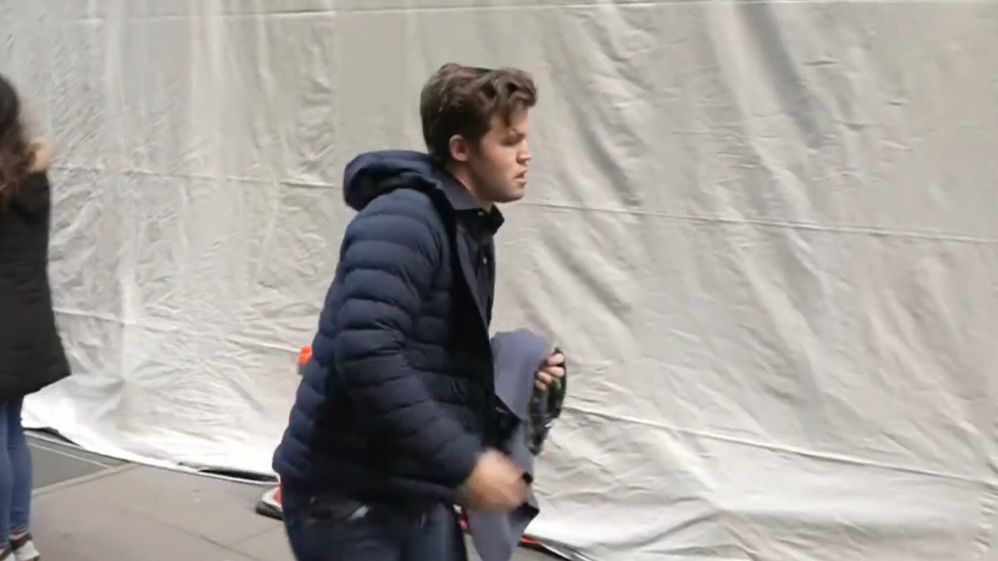 Carlsen kommer for sent: - Skjønner han hvor liten tid han har?