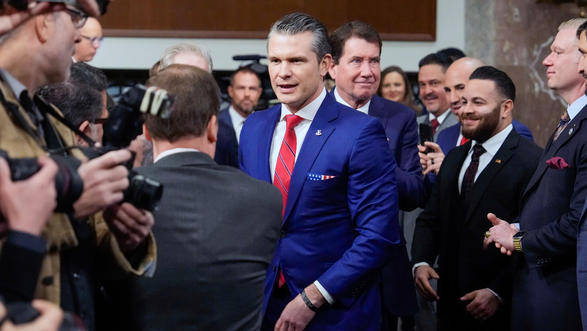 Hegseth møter kritikk i Senatet, men forventes godkjent