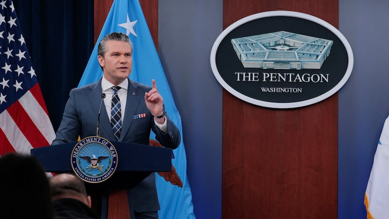 USAs forsvarsminister Pete Hegseth: - Iran vil møte overveldende ildkraft