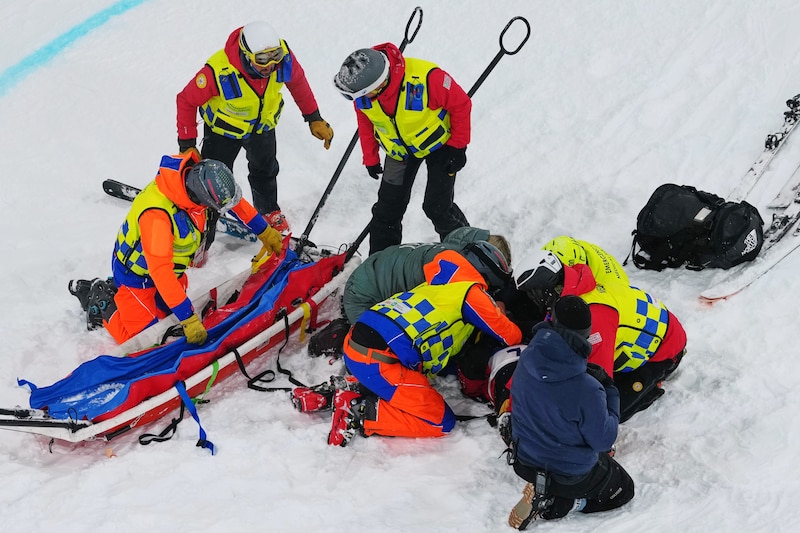 Tidligere gullvinner måtte fraktes vekk på båre etter stygt fall