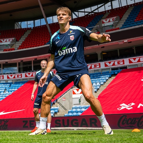Ødegaard ler av spørsmål om lårene - VG