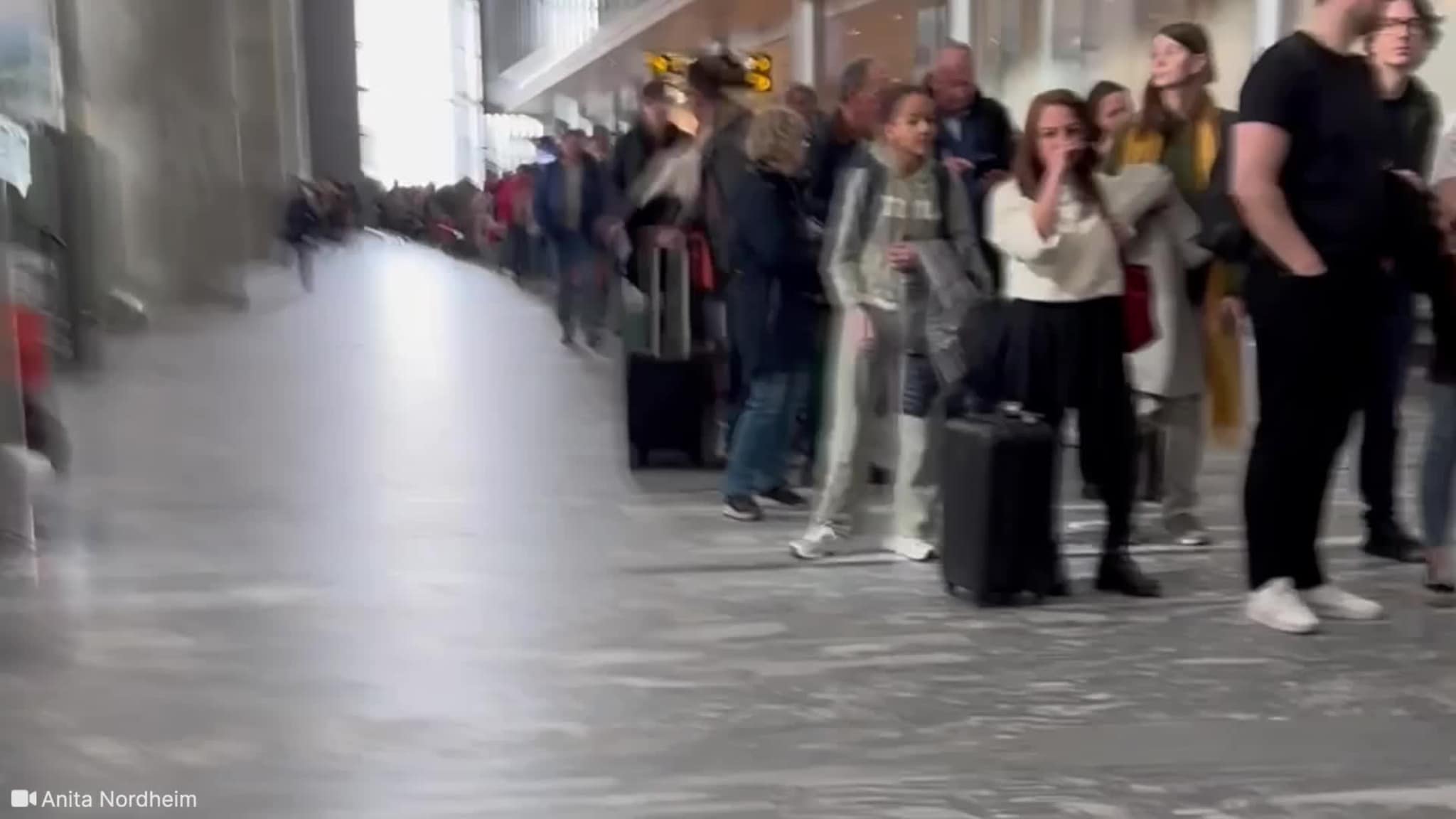 Kødannelse på Oslo Lufthavn: Passasjerer melder om forsinkelser
