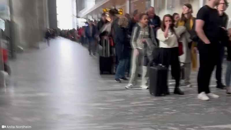 Lange køer på Oslo Lufthavn: – Vi har åpnet flere sluser