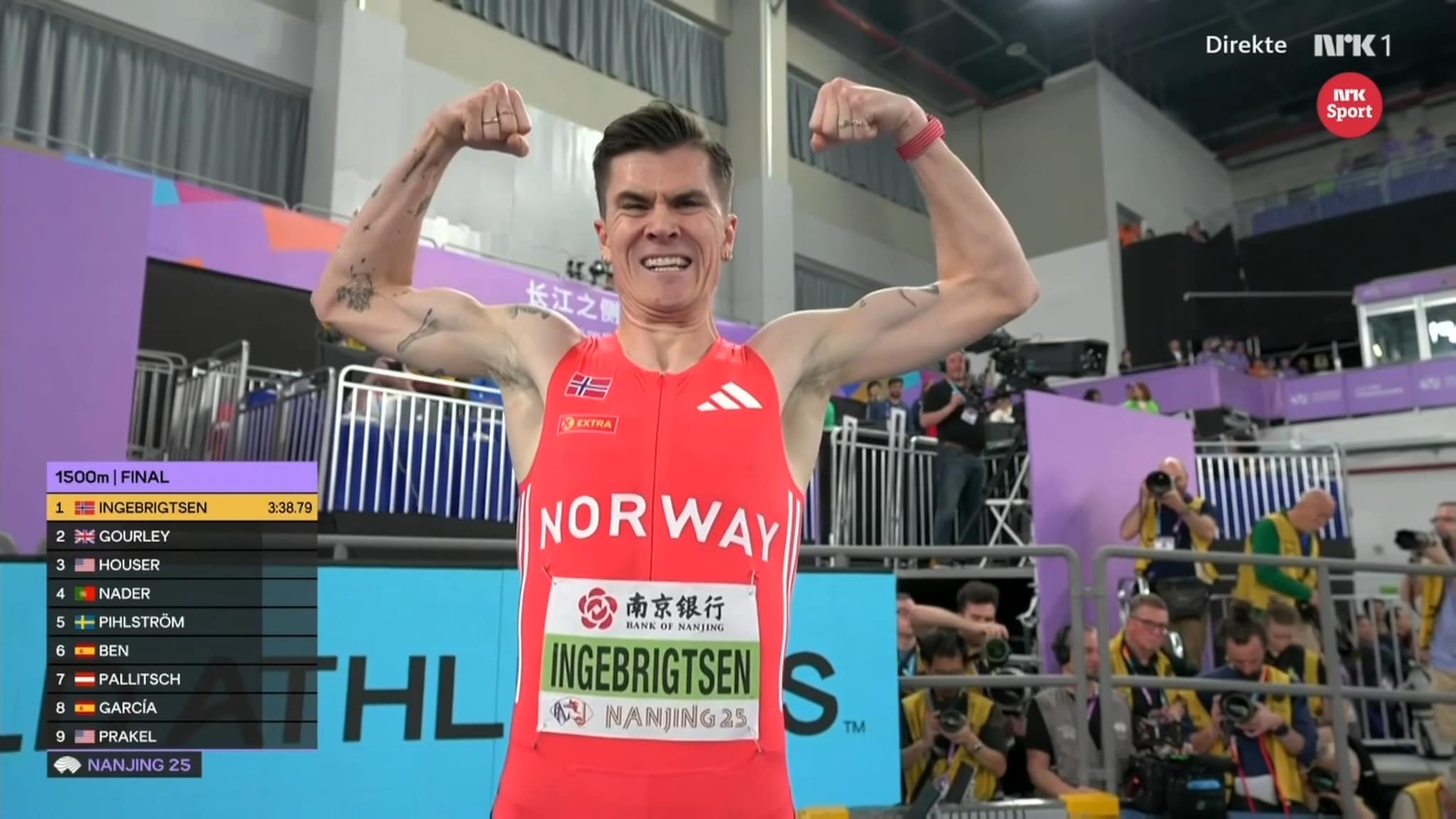 Jakob Ingebrigtsen vinner VM-gull på 1500 meter og hyller lagkamerater