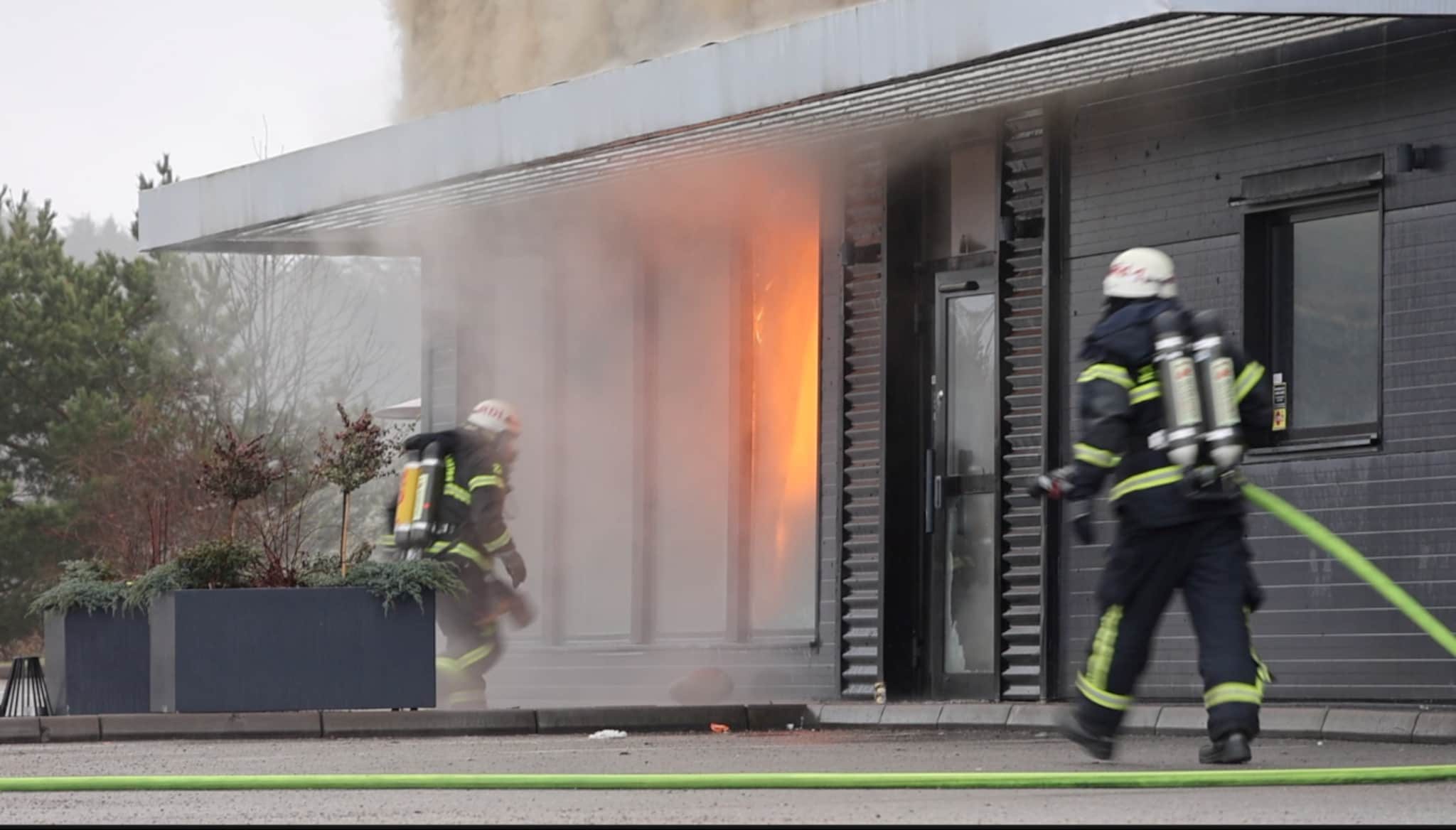 Storbrann på Max ved E6 i Strømstad: Sendt brannbiler fra Norge