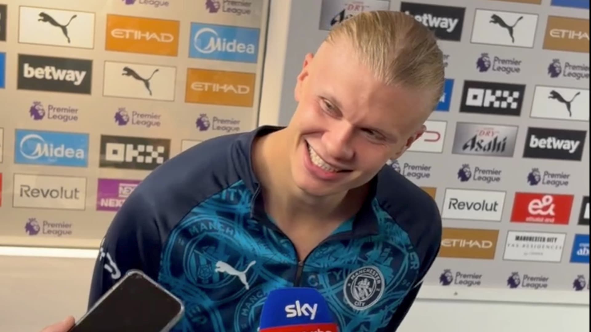 Haaland fikk pressen til å le: – Kjæresten min er ikke alltid så fornøyd