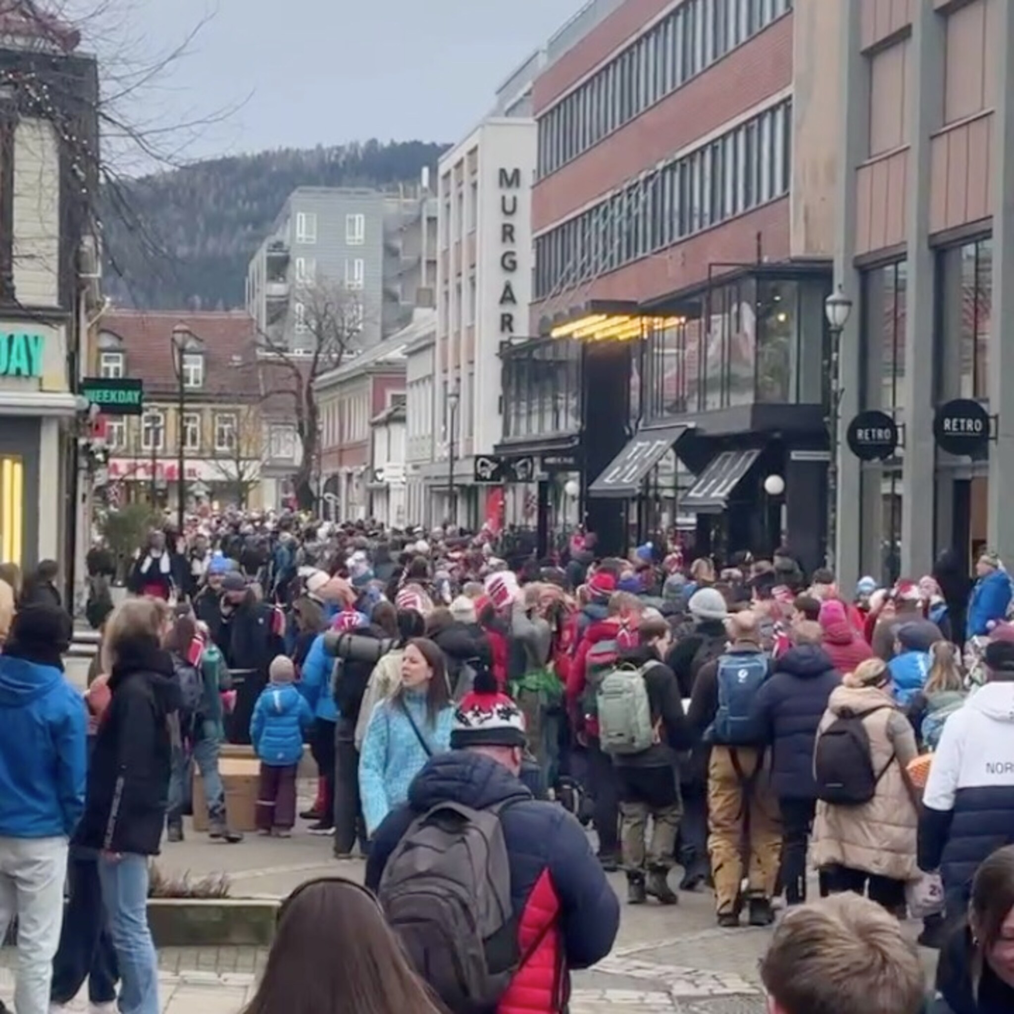 Lange busskøer i Trondheim: - Det går veldig fort