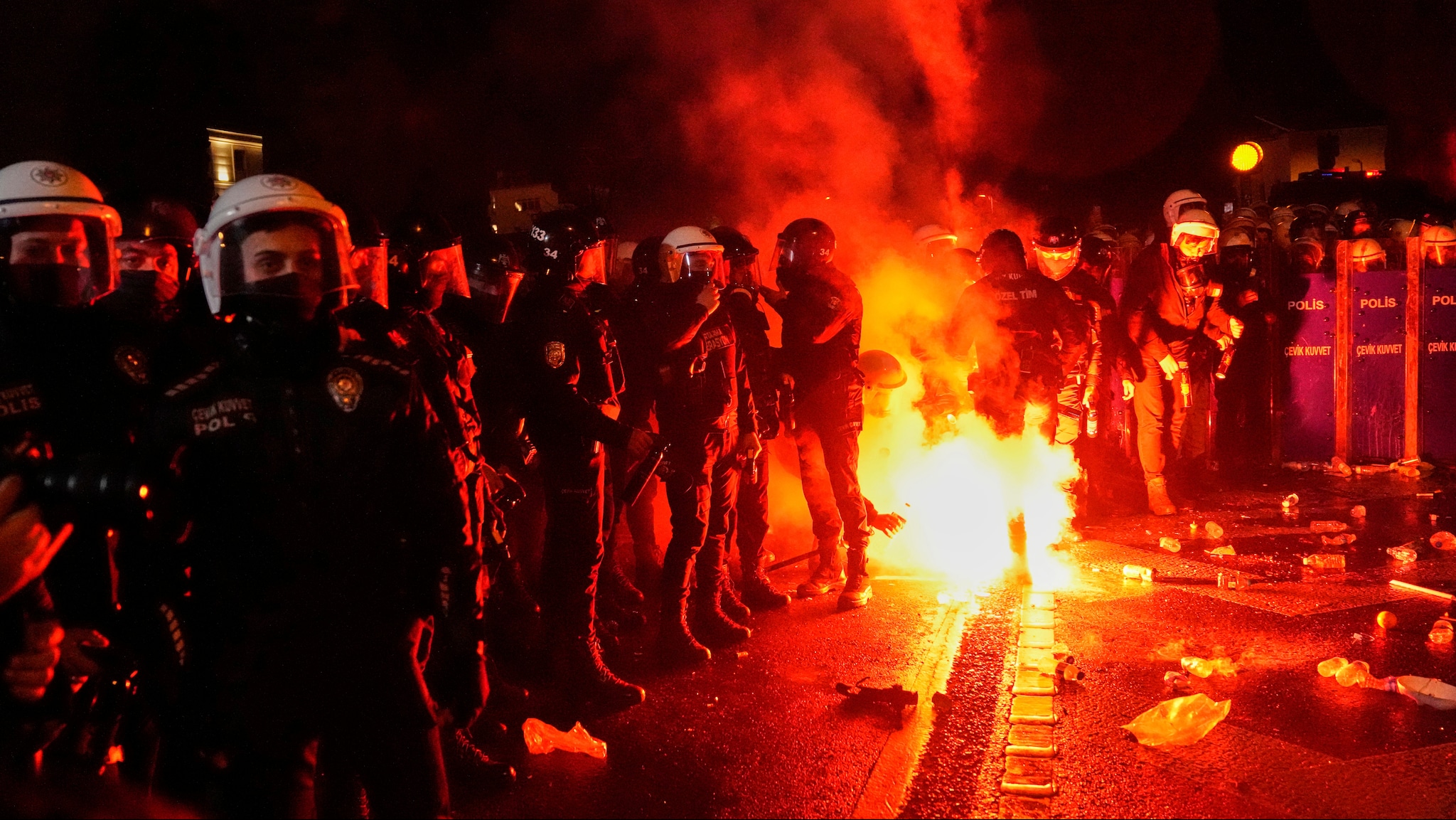 Demonstrasjoner i Istanbul: Kaster stein mot politiet