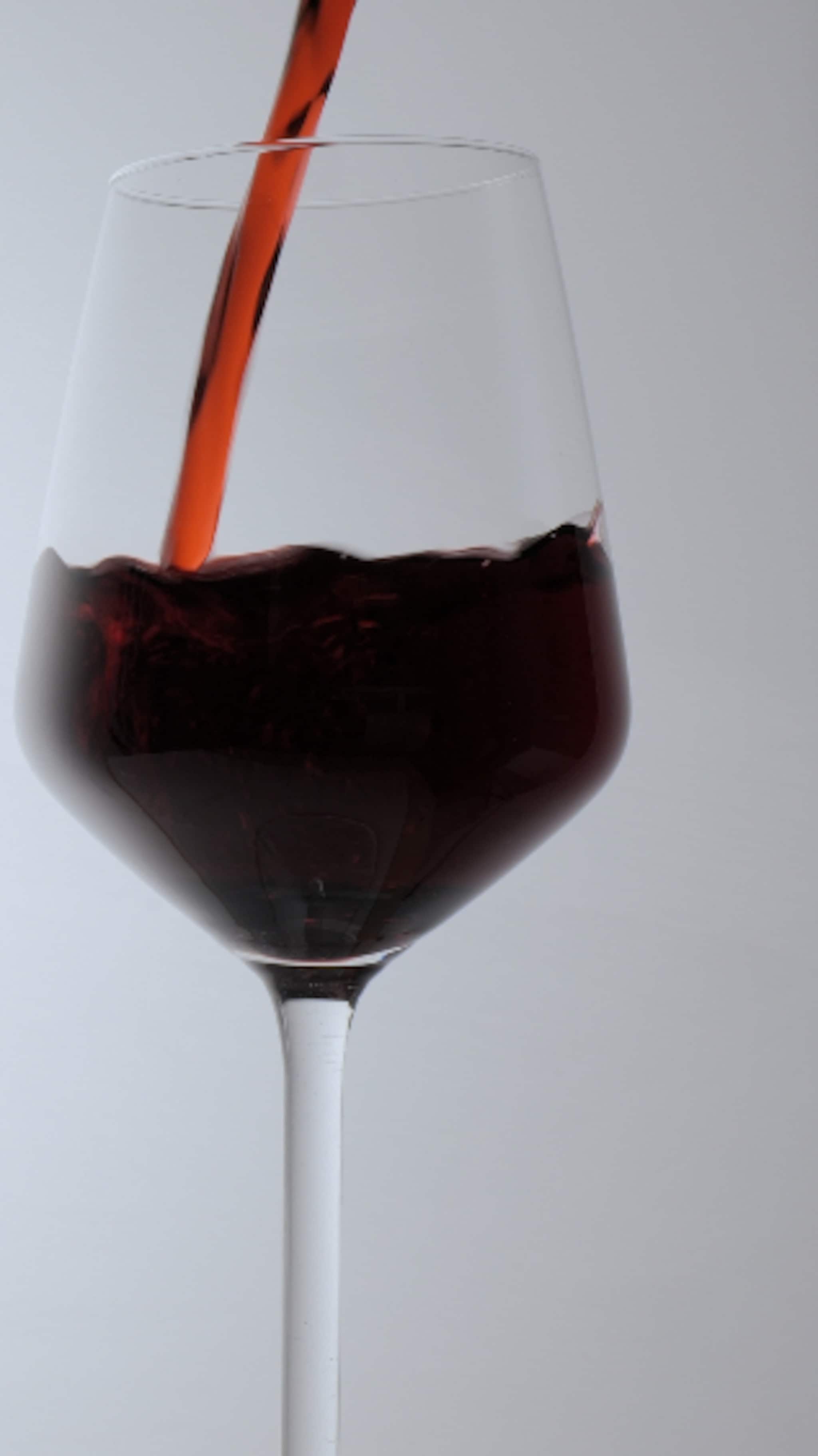 Stjal vin og drakk seg full på jobb
