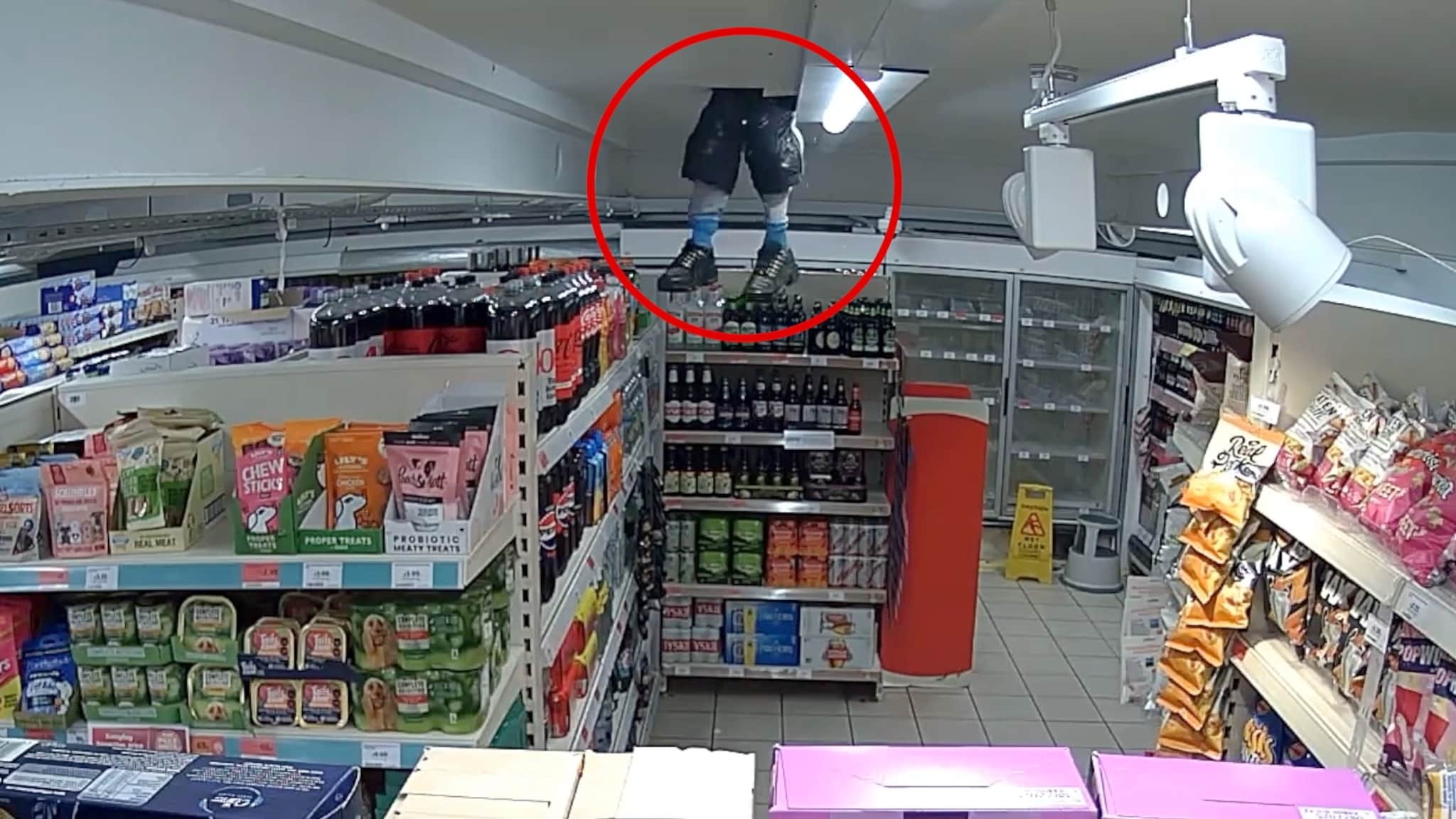 Her bryter tyven seg inn i butikken