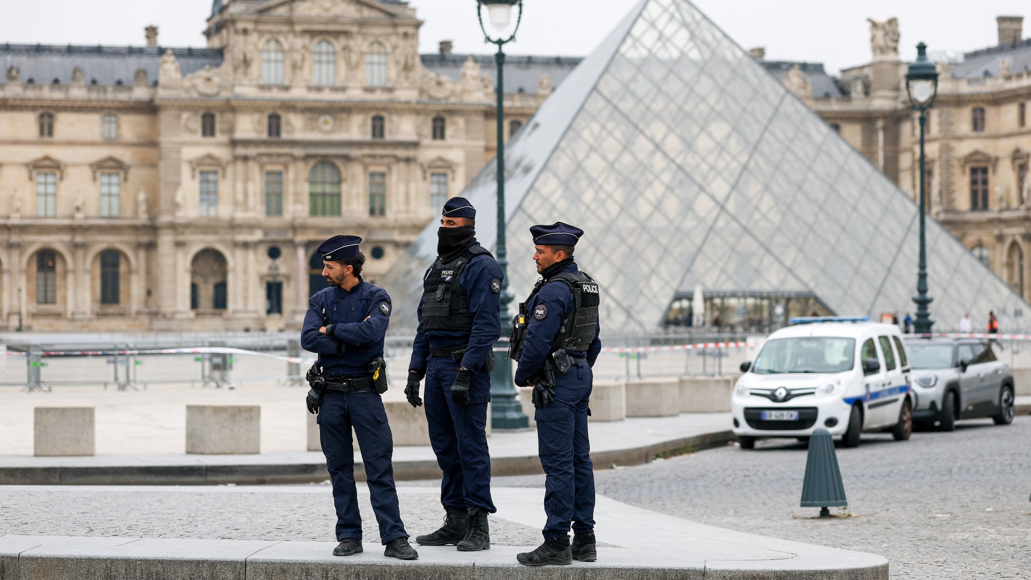 Louvre-museet i Paris ranet: Maskerte menn stjal verdifulle smykker
