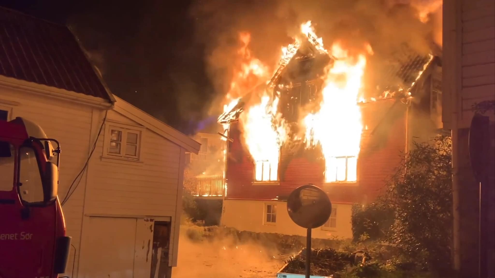 Heavy fire in residential building in Farsund: Two houses empty
