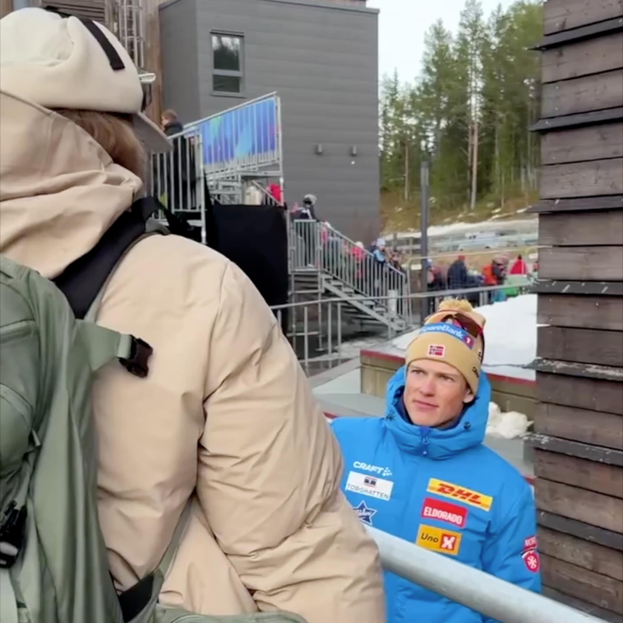 Hyller gull-kjæresten - fra avstand