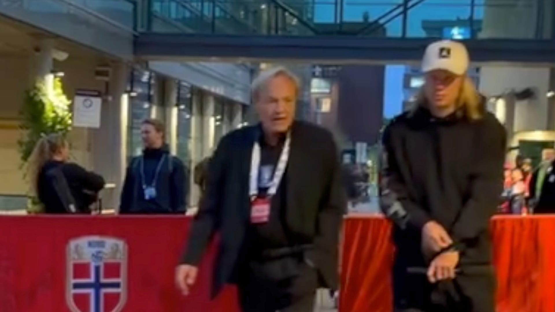 Her forlater Erling Braut Haaland Ullevål: – Hva sier du om kampen Erling?
