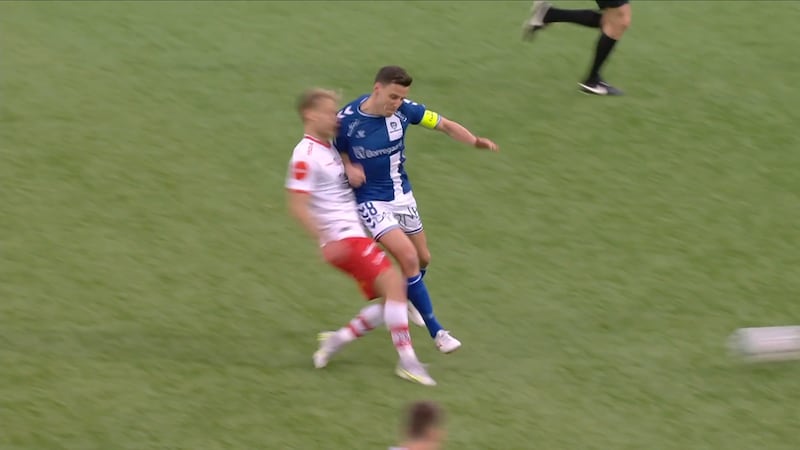 Sarpsborg, Elitserien: Chief referee Thierry Hauge lies down after a bad tackle