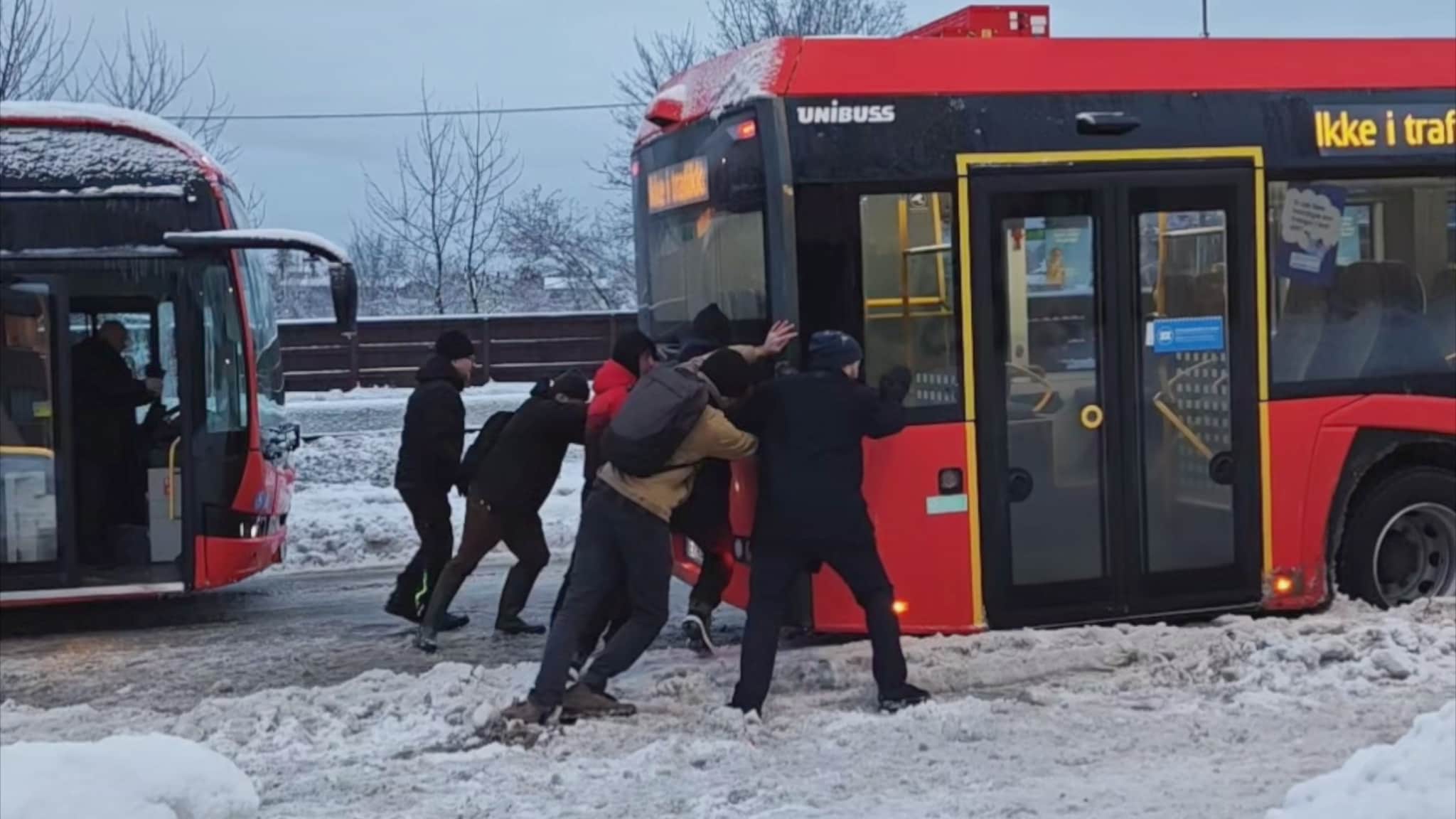 Oslo: Flere busser satte seg fast