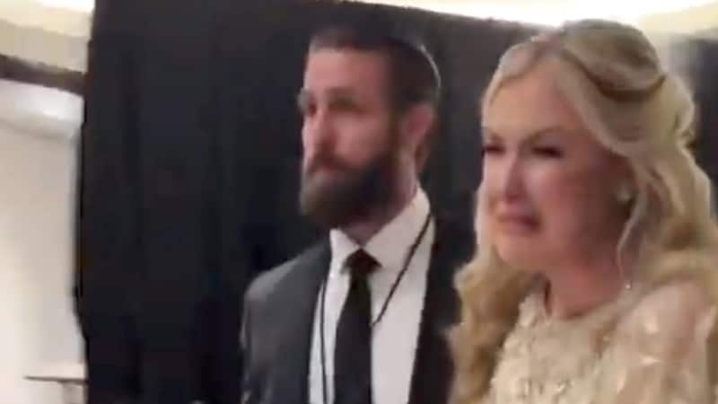 Erika Kirk skal ha gjemt seg under bordet