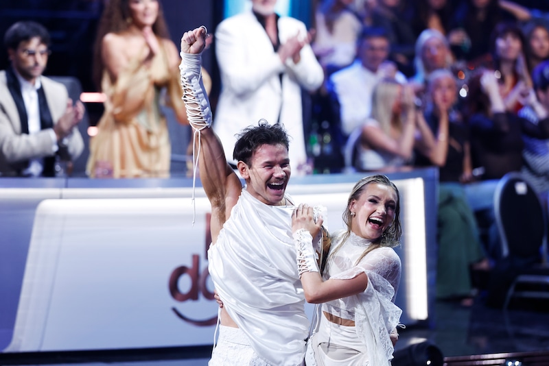 Martinus Gunnarsen Wins Sweden's "Let's Dance" Final Despite Knee Injury