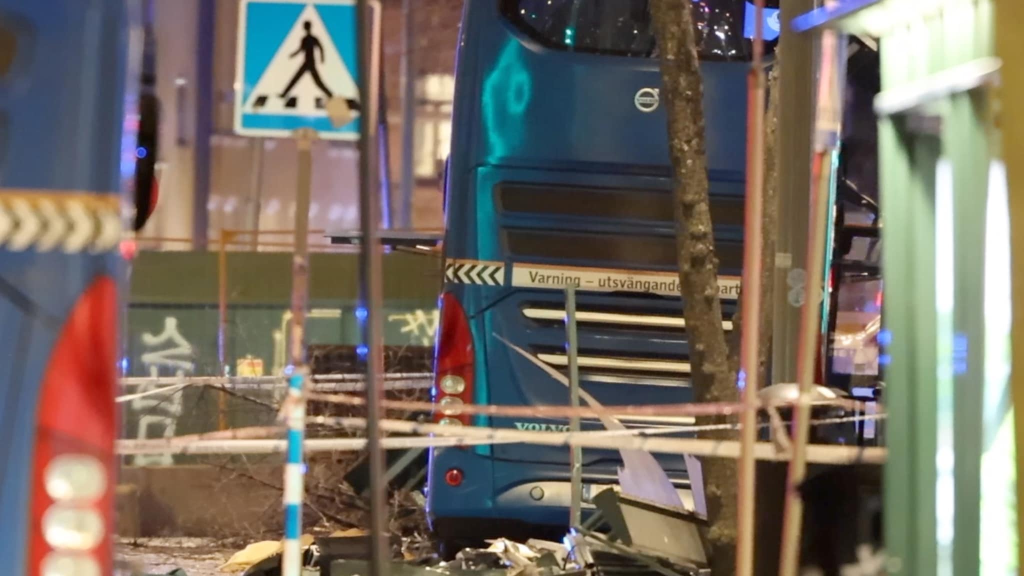 Buss kjørte i busskur i Stockholm: Flere alvorlig skadet