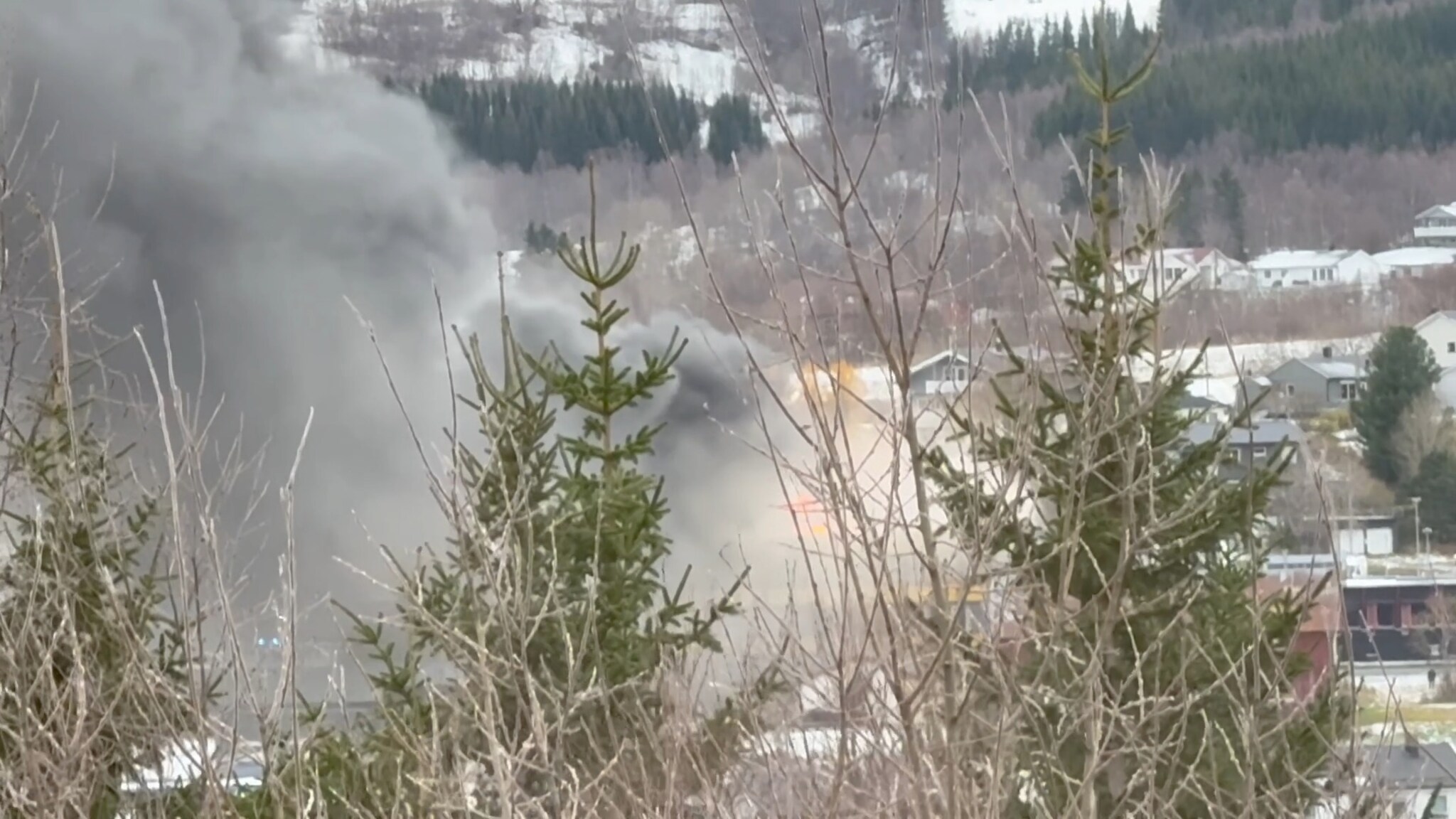 Brann på Sørreisa barne- og ungdomsskole: Full overtenning i taket
