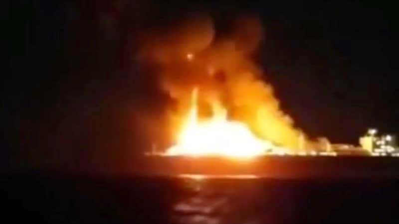 Russisk skip opp i flammer i Middelhavet: – Tyder på kraftig eksplosjon