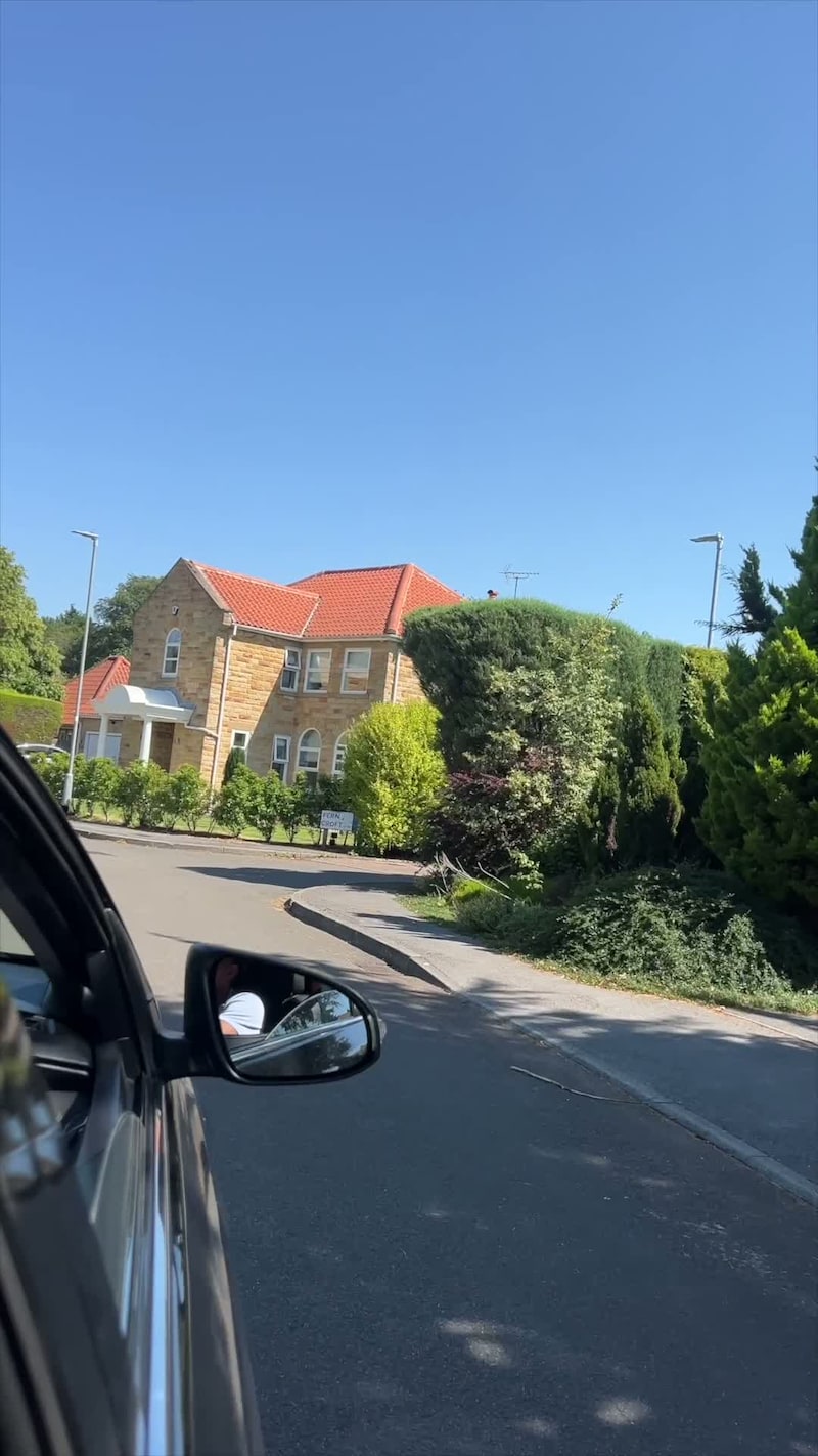 «Posh» landsby og nesten-katastrofen: Her bodde Haaland-familien i England
