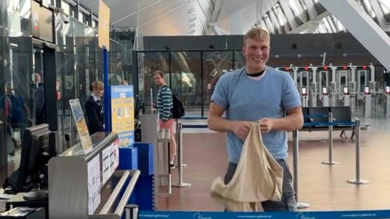 Friends showcasing ⁢their‌ luggage⁣ hack‍ at the airport