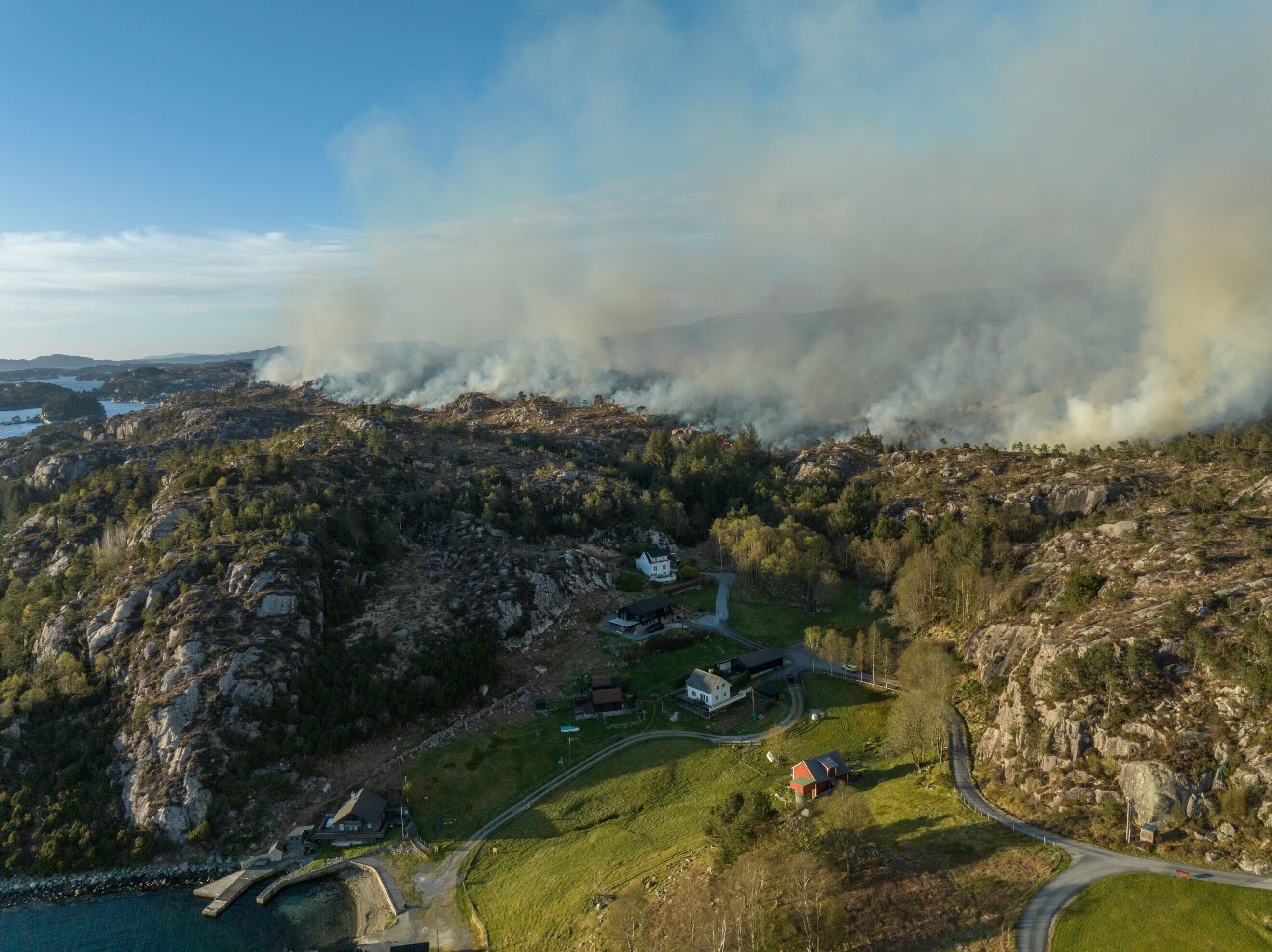 Skogbrann i Fitjar: - På nedsiden av kanten er det hytter