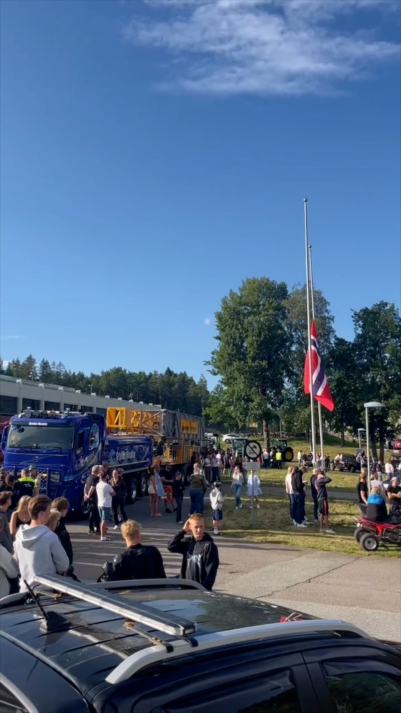 Minnekortesje for Marius (17): – Han elsket alt med motor