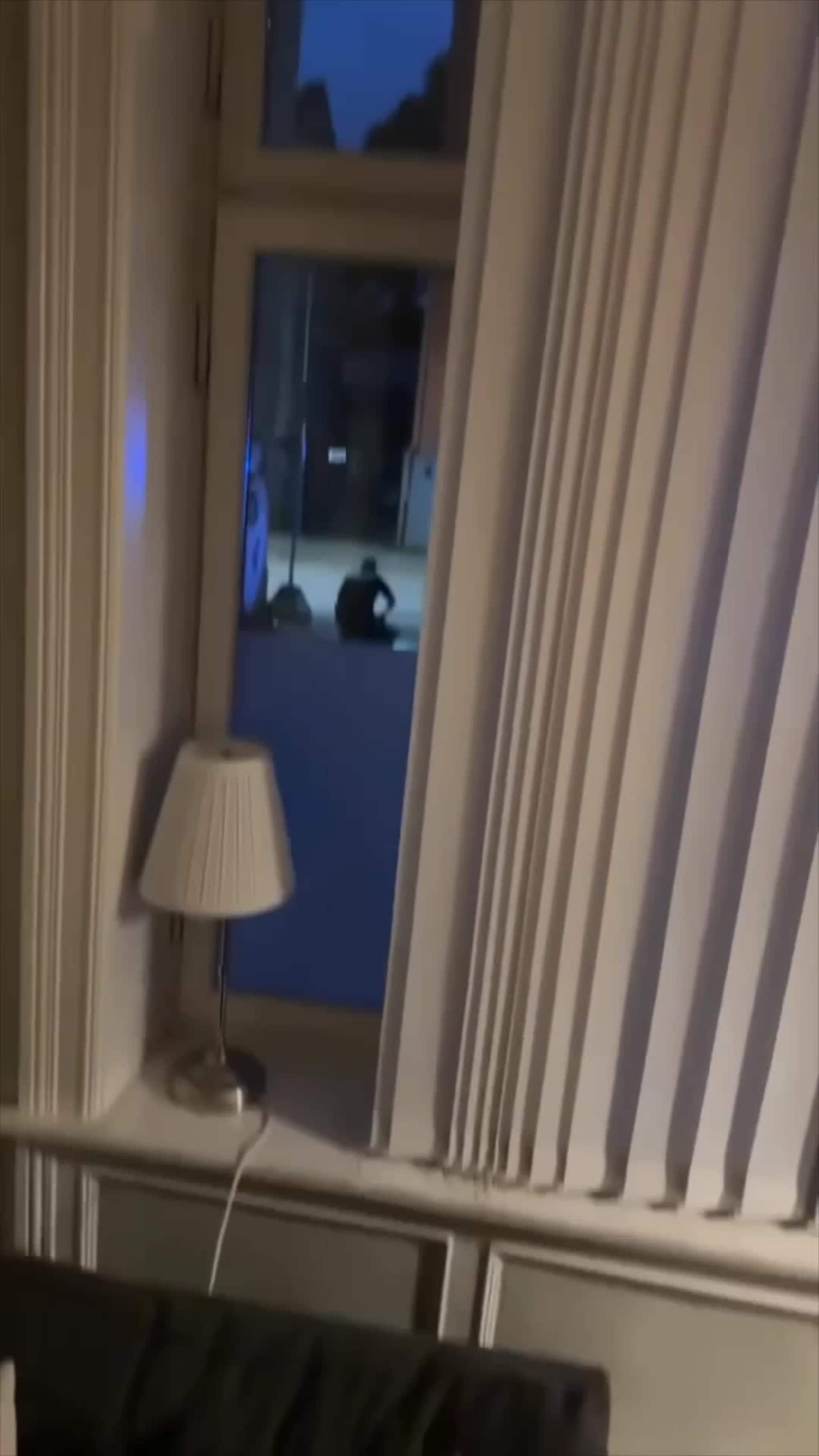 Simen Velle vekket av politidrama: Mann pågrepet med våpen