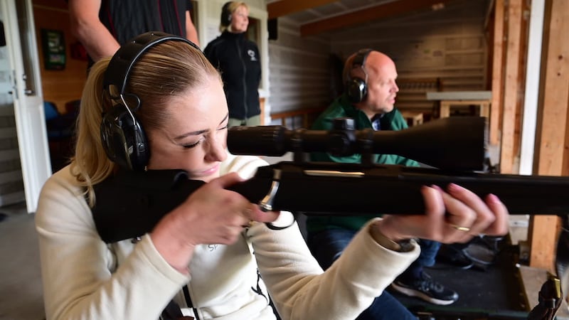 Skyter på elg – roper ulv, ulv