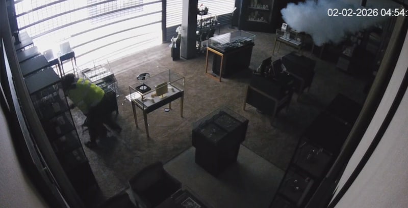 Overvåknings­bilder viser millionbrekket hos gullsmed