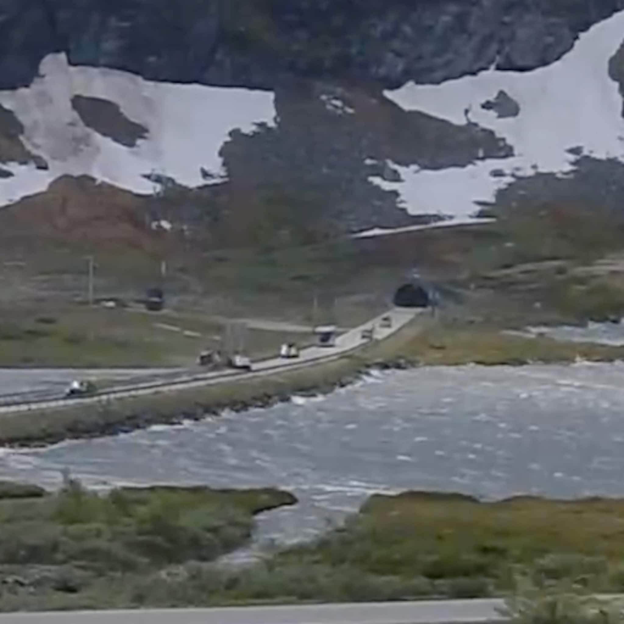 Campingvogn blåste inn i bil ved Strynefjellet