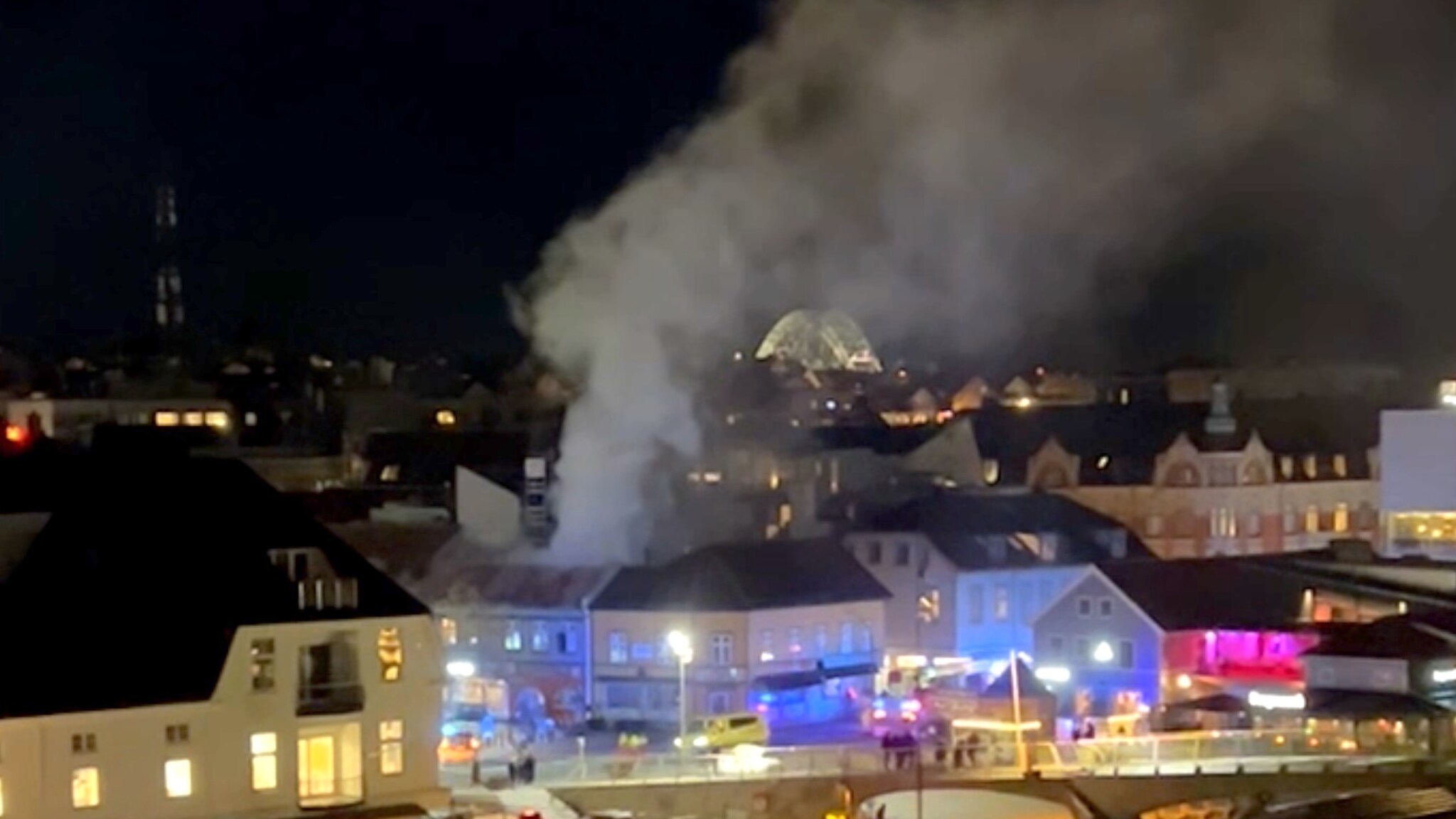 Politiet: Ikke kontroll på kraftig brann i Fredrikstad sentrum