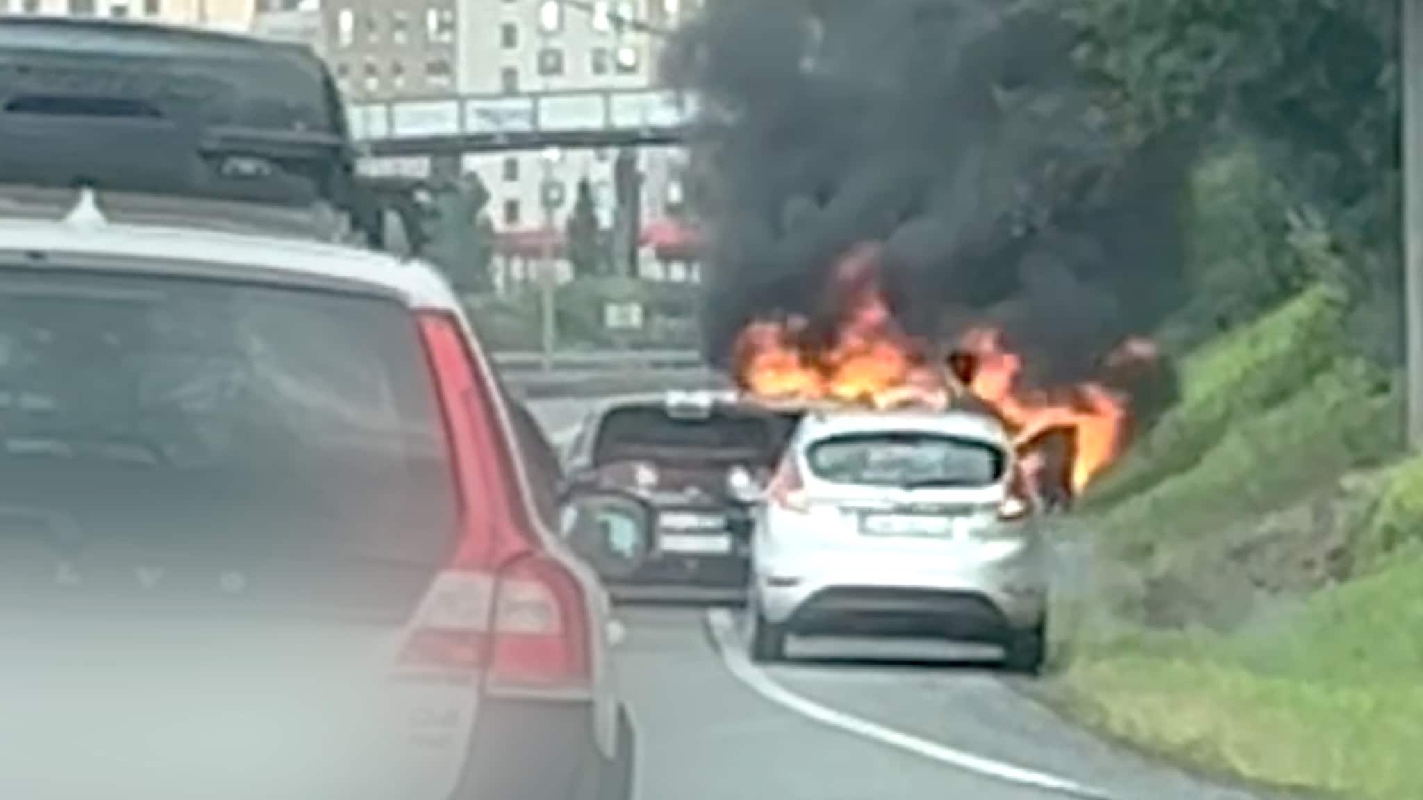 Bilbrann i Lørenskog: Fire personer sendt til sykehus
