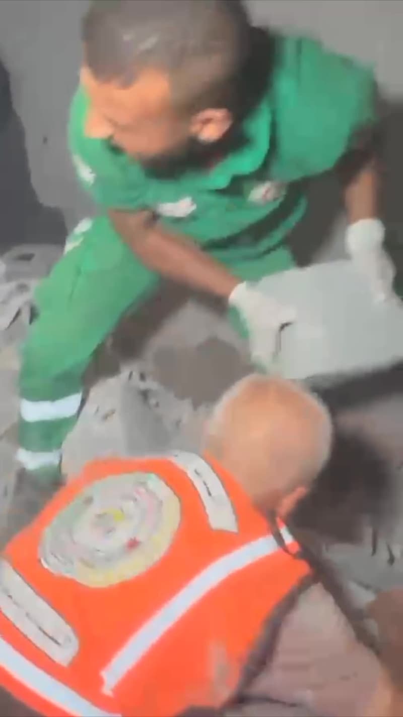 Panikken brer seg i Gaza by: «Han lever!»