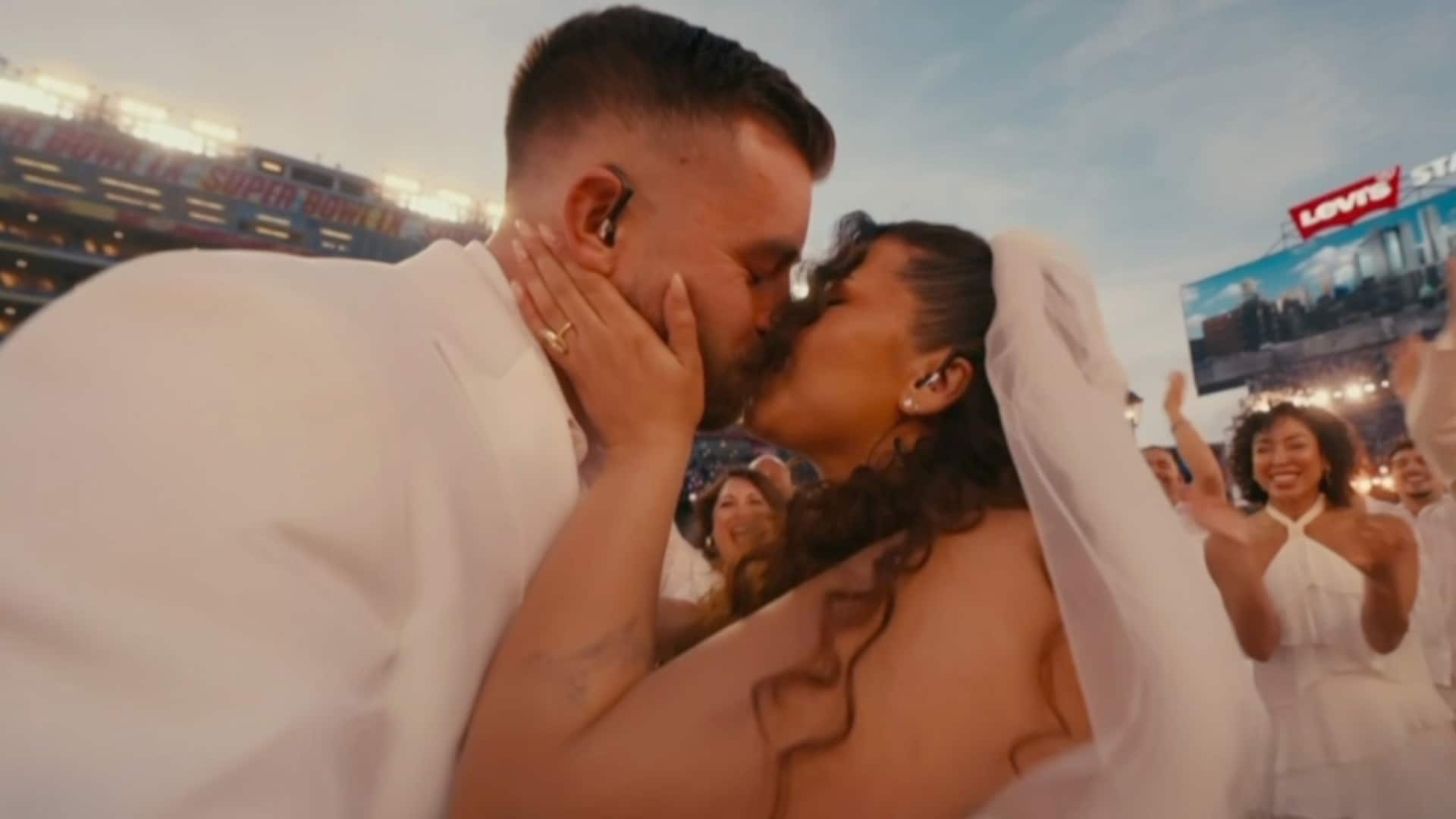 Gifter seg under Super Bowl-showet