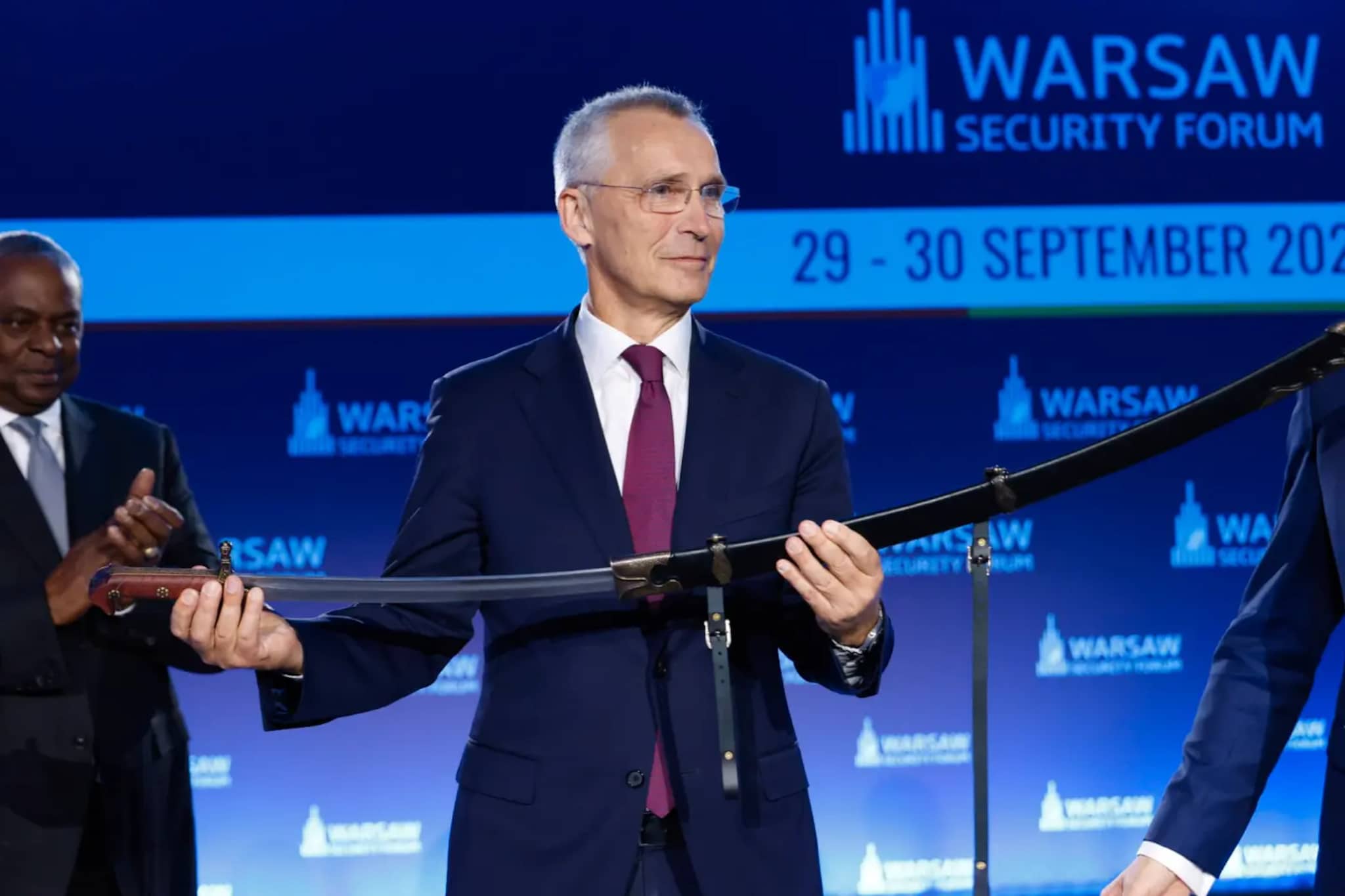 Jens Stoltenberg hedres som ridder: Kjemper mot tollmurer
