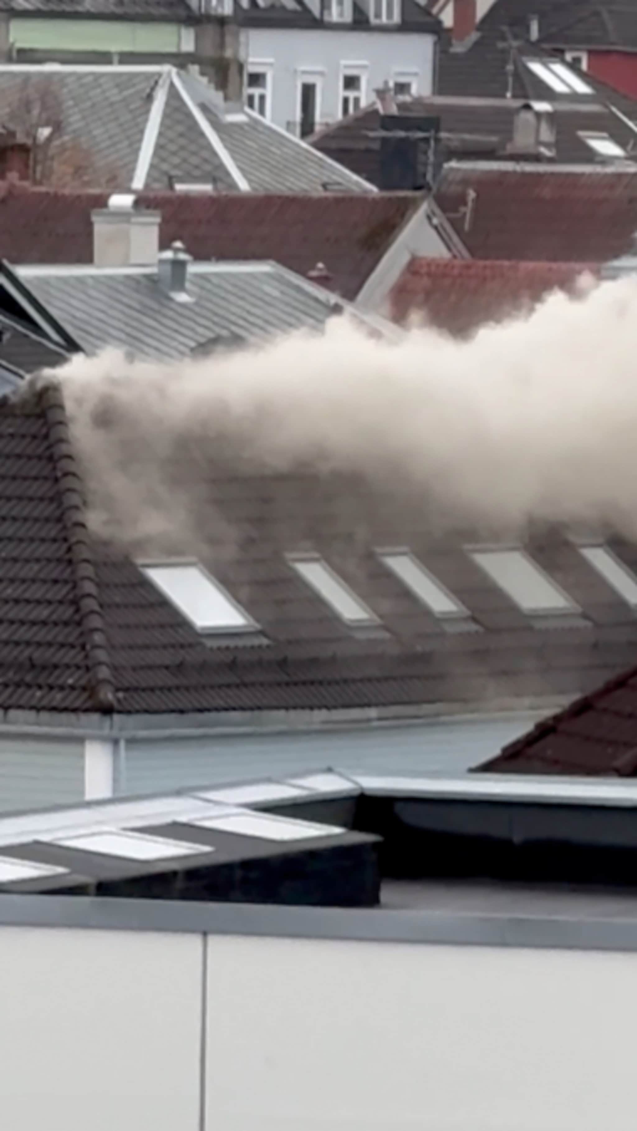 Brann i trehusbebyggelse på Møllenberg: Én evakuert