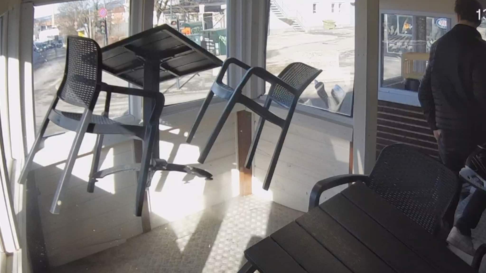 Bil kjører inn i gatekjøkken
