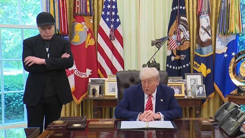 Donald Trump hyller Elon Musk på hans siste dag