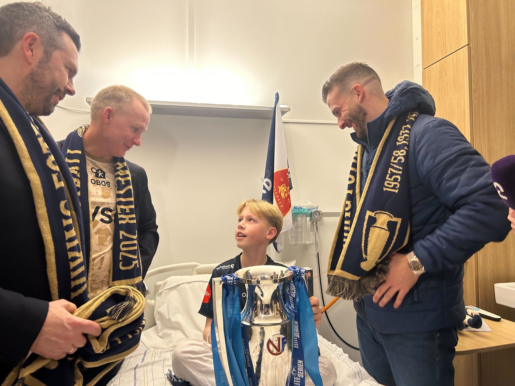 Nettavisen: Viking-spillere overrasker syke Max med seriegull på sykehus