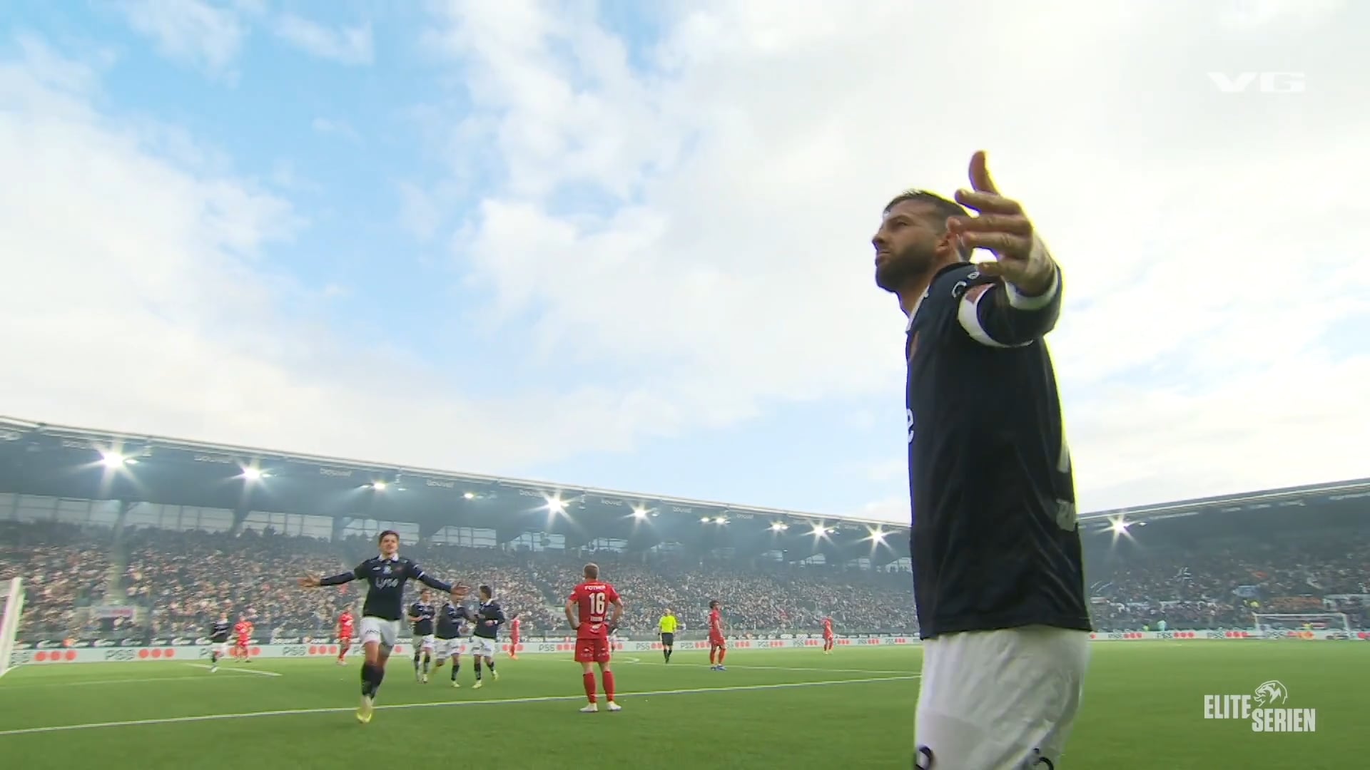 Tripic med to assist da Viking slo Brann