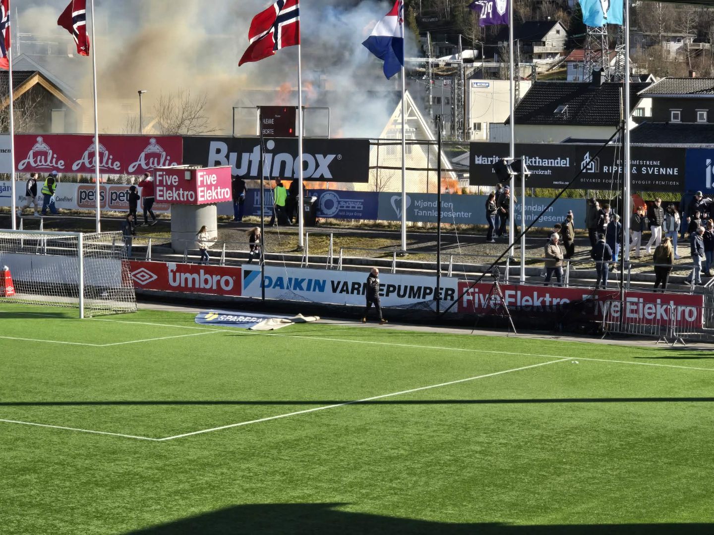 Kamp avbrutt på grunn av brann