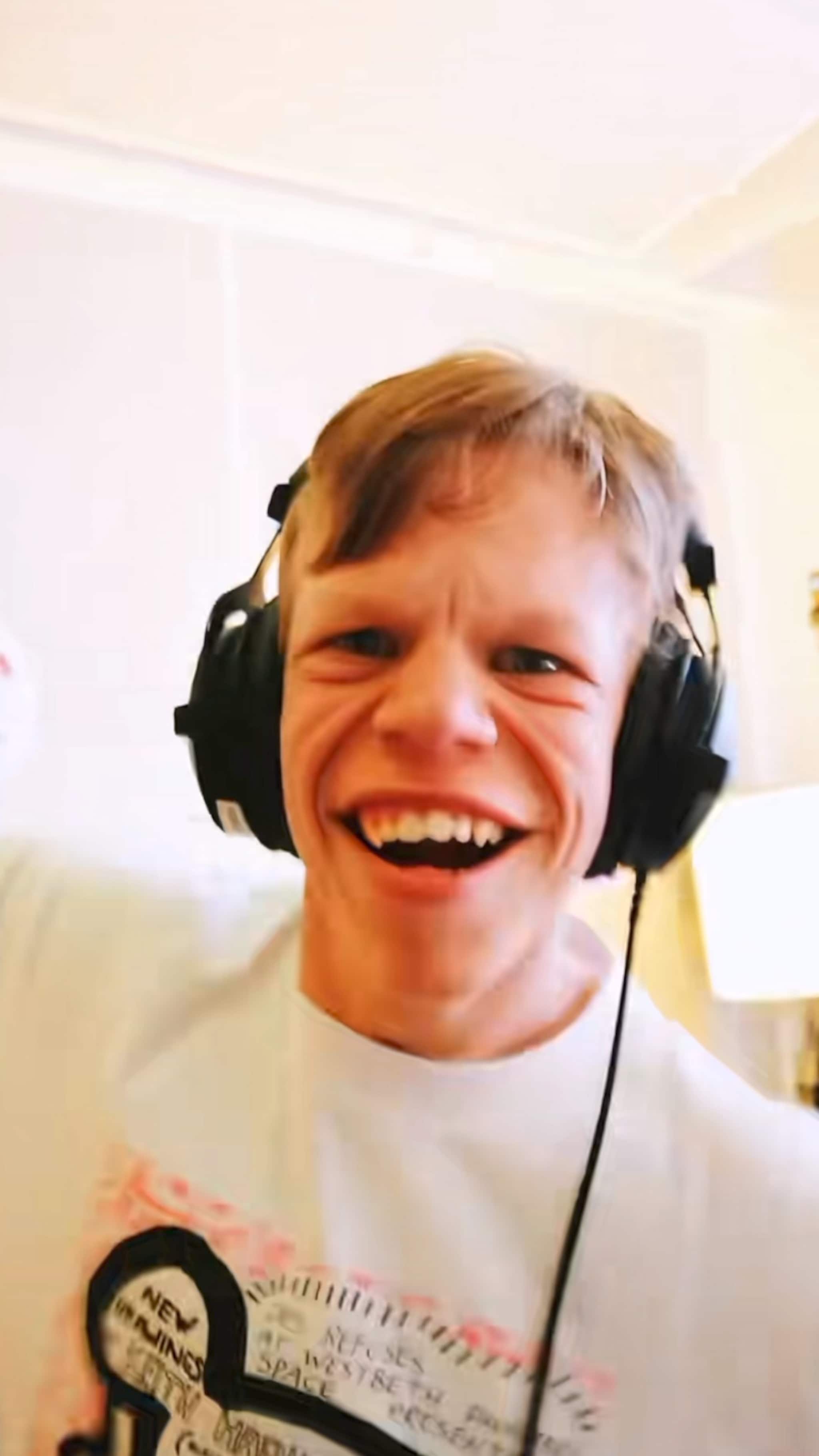 Mikkel Munthe (15) fra «Team Pølsa» slipper låten «Klikke»